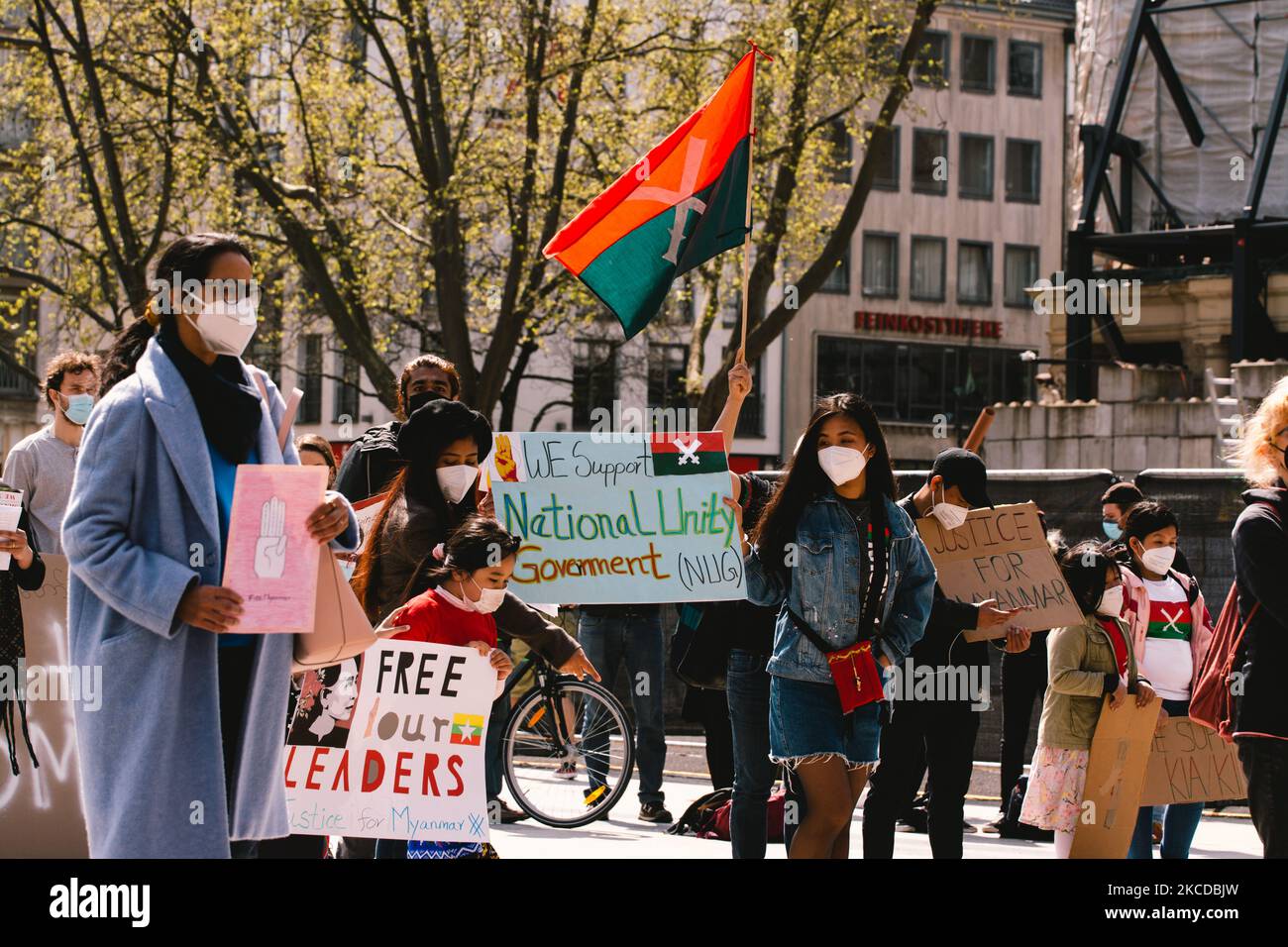 Les manifestants participent à un rassemblement contre la crise du Myanmar à Cologne, en Allemagne, sur 24 avril 2021 (photo de Ying Tang/NurPhoto) Banque D'Images