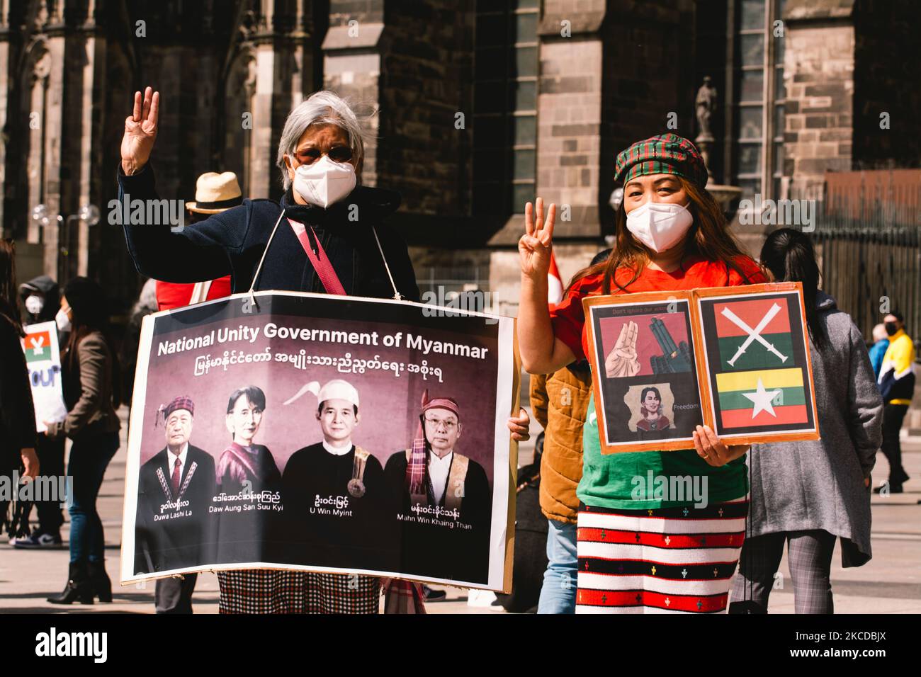 Les manifestants participent à un rassemblement contre la crise du Myanmar à Cologne, en Allemagne, sur 24 avril 2021 (photo de Ying Tang/NurPhoto) Banque D'Images