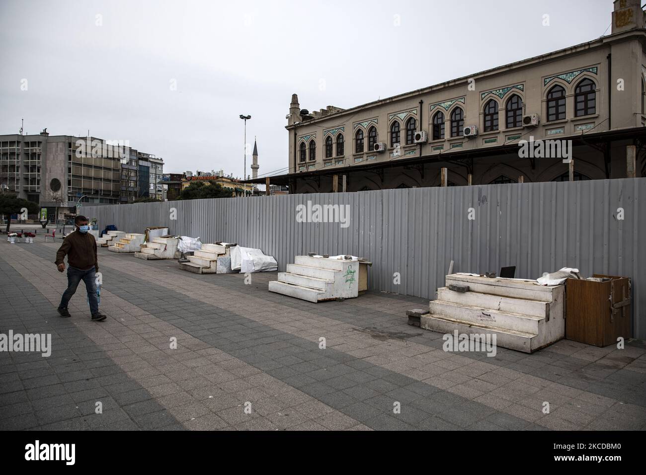 Le deuxième jour du couvre-feu de trois jours, on a vu que le quai de Kadikoy et ses environs étaient vides. Le nombre de cas Covid-19 a augmenté ces derniers jours. La fermeture partielle de la Turquie a fait cette déclaration après que le ministre de la Santé, M. Fahrettin Koca, a enregistré une baisse de vingt pour cent à Istanbul, en Turquie, sur le 24 avril 2021. (Photo par Onur Dogman/NurPhoto) Banque D'Images