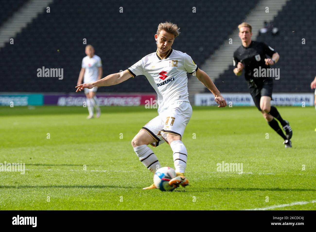 Milton Keynes met Charlie Brown à l'occasion de la deuxième moitié de la Sky Bet League un match entre MK Dons et Swindon Town au stade MK, Milton Keynes, le 24th avril 2021. (Photo de John Cripp/MI News/NurPhoto) Banque D'Images