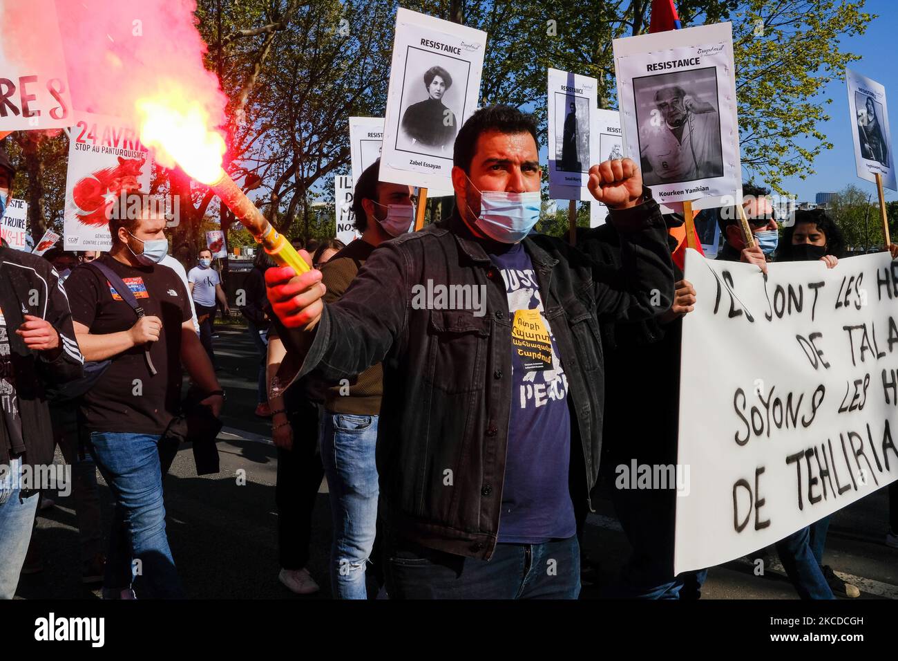 Manifestation à Paris, France, sur le 24 avril 2021 contre la politique turque lors de la commémoration du génocide des Arméniens, mais aussi pour dénoncer le "panturkisme" dans le Karabakh. (Photo de Vincent Koebel/NurPhoto) Banque D'Images