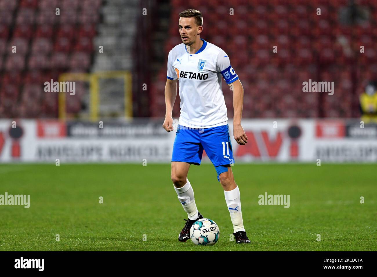 Nicusor Bancu, capitaine de l'Universitatea Craiova, en action pendant le match roumain de la Ligue 1 entre CFR Cluj et l'Universitatea Craiova, dans le stade Dr. Constantin Radulescu, à Cluj-Napoca, Roumanie, 24 avril 2021. (Photo de Flaviu Buboi/NurPhoto) Banque D'Images