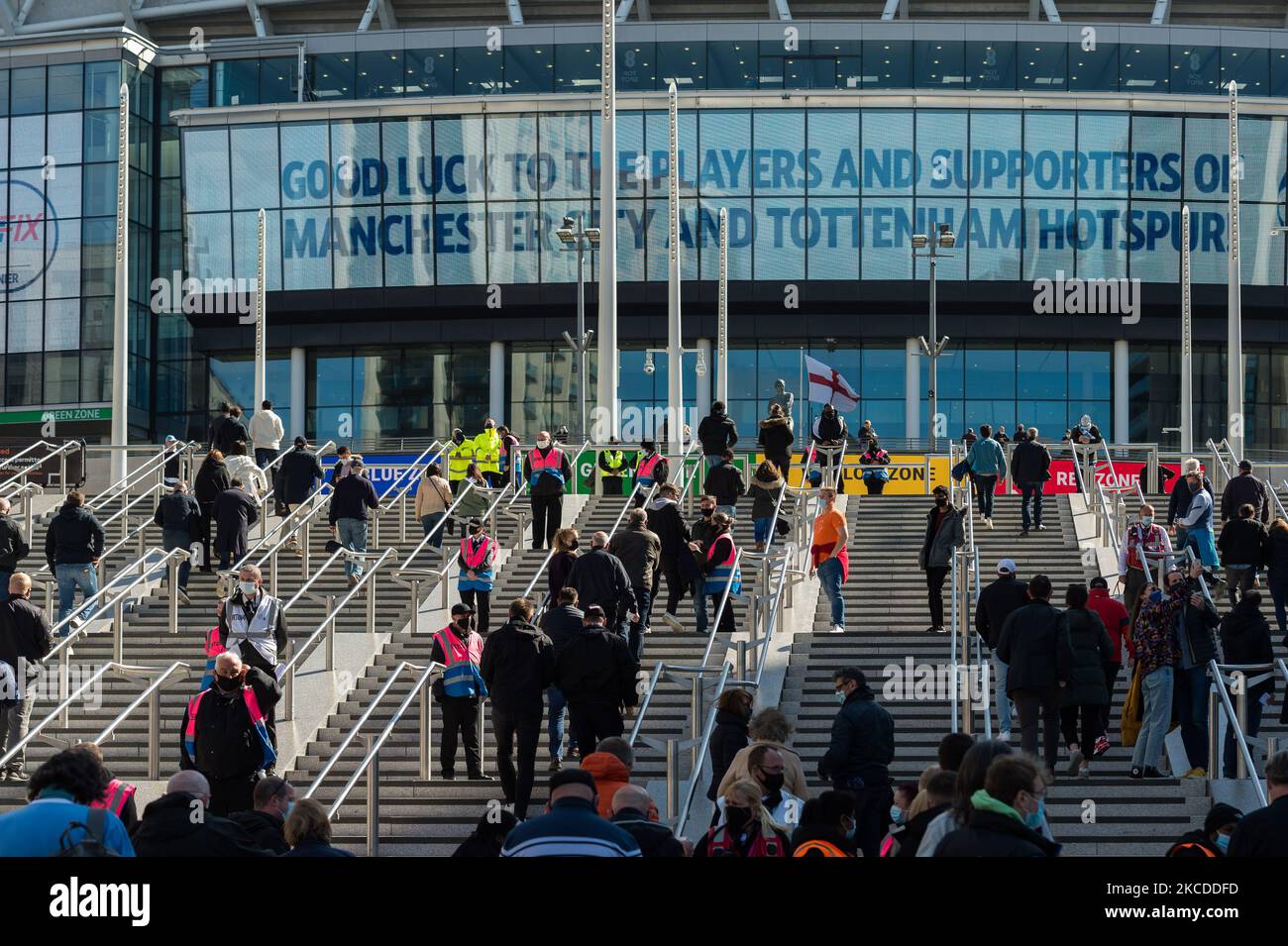 LONDRES, ROYAUME-UNI - 25 AVRIL 2021 : les fans arrivent au stade Wembley pour la finale de la Carabao Cup entre Manchester City et Tottenham Hotspur, les pilotes du gouvernement rasant le public dans les événements de masse avec 8 000 personnes autorisées à participer, le 25 avril 2021 à Londres, en Angleterre. (Photo de Wiktor Szymanowicz/NurPhoto) Banque D'Images