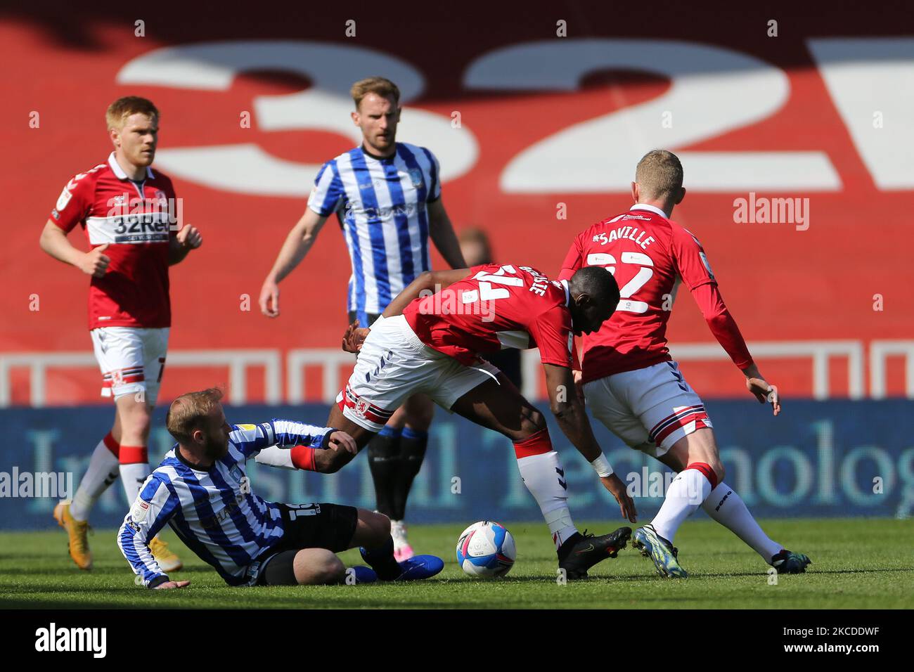 Barry Bannan, de Sheffield, combat mercredi avec Yannick Bolasie et George Saville de Middlesbrough lors du match de championnat Sky Bet entre Middlesbrough et Sheffield mercredi au stade Riverside, à Middlesbrough, le samedi 24th avril 2021. (Photo de Mark Fletcher/MI News/NurPhoto) Banque D'Images