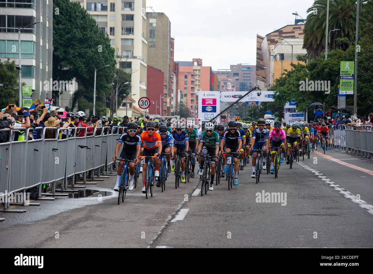 Les Ciclystes participent à la 2021 Vuelta a Colombie course à Bogota, Colombie sur 25 avril 2021 gagné par le ciclyst colombien Tito Hernandez. (Photo par Sebastian Barros/NurPhoto) Banque D'Images