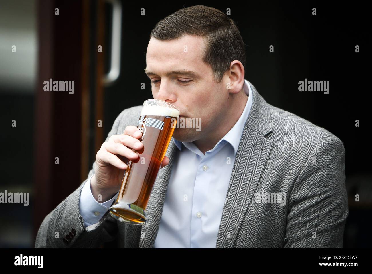 Le chef conservateur écossais Douglas Ross boit une pinte lors d'une visite dans un pub de 26 avril 2021 à Édimbourg, en Écosse. Cette visite vient, car les magasins et les entreprises non essentielles, y compris le secteur de l'hôtellerie, commencent à rouvrir en Écosse à mesure que les règles de verrouillage plus strictes de 19 sont assouplies. (Photo par Ewan Bootman/NurPhoto) Banque D'Images