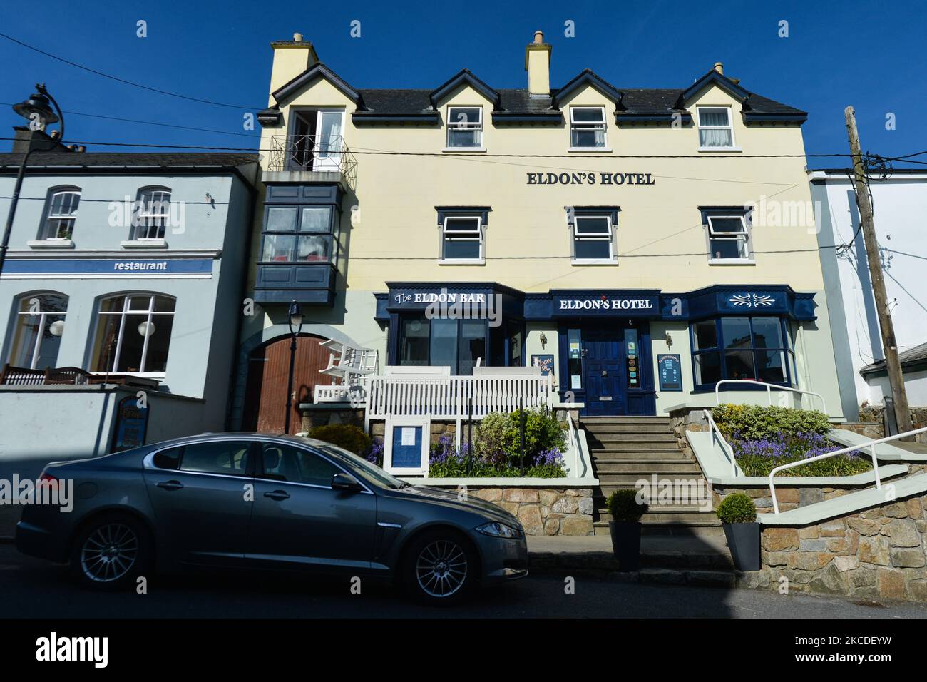 Une vue générale d'un Eldon fermé Hôtel à Roundstone, pendant le confinement de la COVID-19. À partir d'aujourd'hui, l'Irlande assouplit certaines restrictions, notamment la réouverture des installations sportives de plein air, des terrains de sport, des terrains de golf et des courts de tennis. Les activités sportives sans contact comme le golf et le tennis peuvent reprendre. Certaines attractions touristiques rouvriront également, notamment des zoos, des fermes animalières ouvertes et des sites patrimoniaux, mais pas des parcs d'attractions. Tous les services d'accueil dans ces zones ne seront disponibles que pour les services à emporter et des limites de capacité s'appliqueront. Le gouvernement travaille sur des projets de réouverture des hôtels Banque D'Images