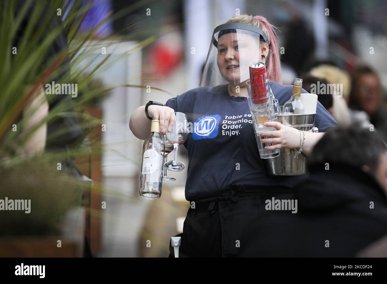 Le personnel du bar travaille dans un café en plein air sur 26 avril 2021 à Glasgow, en Écosse. Cette visite intervient alors que les magasins, les brasseries et les entreprises non-indispensables, y compris le secteur de l'accueil, commencent à rouvrir en Écosse, alors que les règles de confinement de plus en plus vives-19 sont assouplies. (Photo par Ewan Bootman/NurPhoto) Banque D'Images