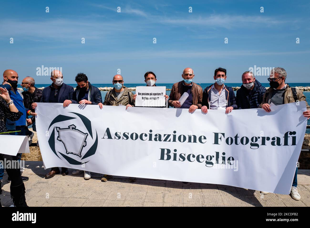 Un groupe de photographes protestent sur le Lungomare devant la région des Pouilles le premier jour dans la zone orange pour manque de soutien du secteur du mariage à Bari sur 26 avril 2021. L'Italie essaie de redémarrer et Puglia de ce matin et après plus de cinq semaines dans la zone rouge, est de retour dans la zone de risque orange, Mais le secteur des mariages et des événements privés est toujours au point mort et aujourd'hui, il a pris dans les rues de Bari et dans 11 autres villes italiennes dans une manifestation nationale organisée par Unanime en collaboration avec Federmep, Assoeventi et Feu pour revendiquer un redémarrage immédiat a Banque D'Images