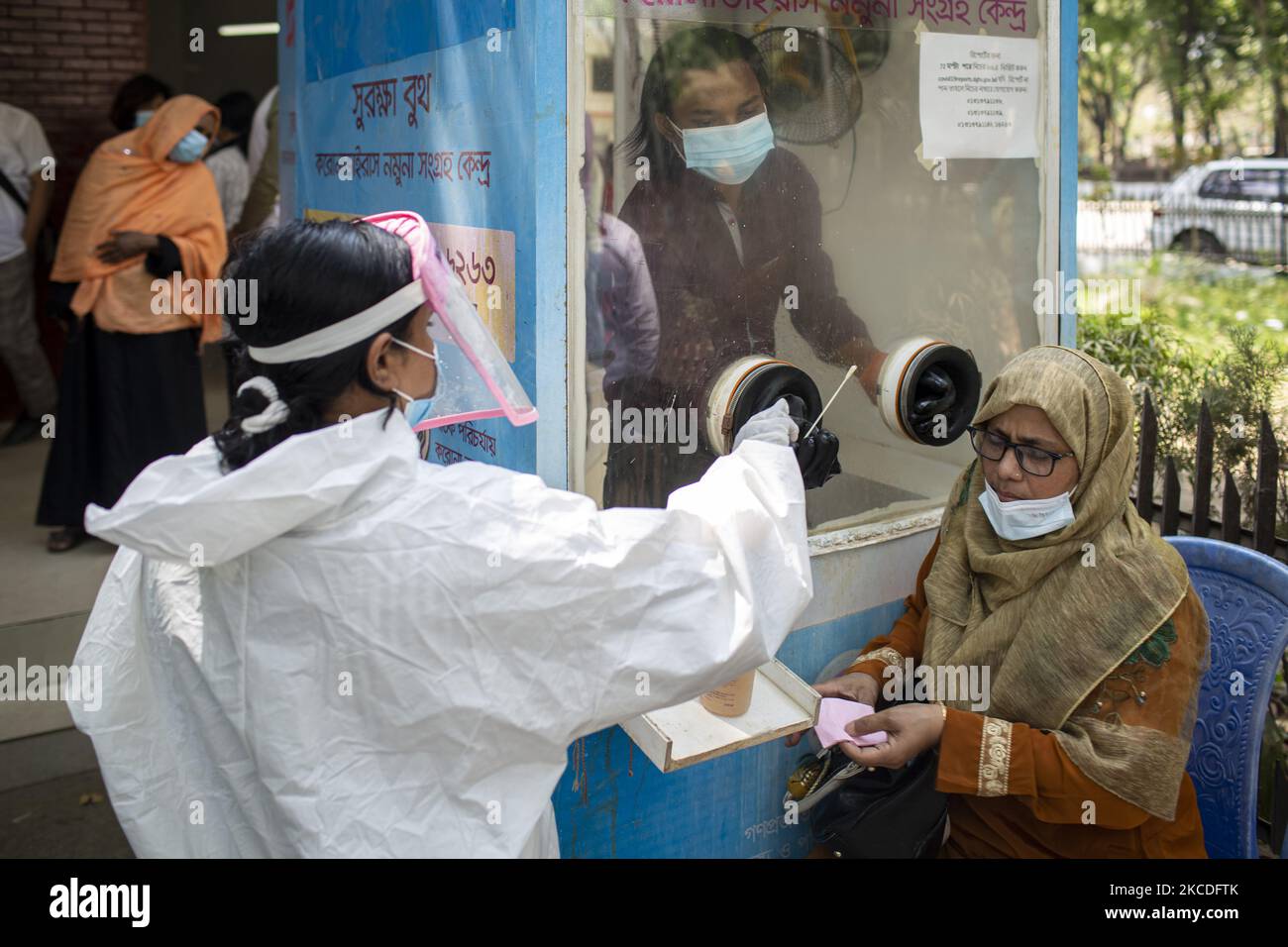 Une femme âgée se présente pour le test Covid 19 devant un stand de collecte d'échantillons en plein air à Dhaka, au Bangladesh, sur le 25 mars 2021. (Photo par Istiak Karim/NurPhoto) Banque D'Images