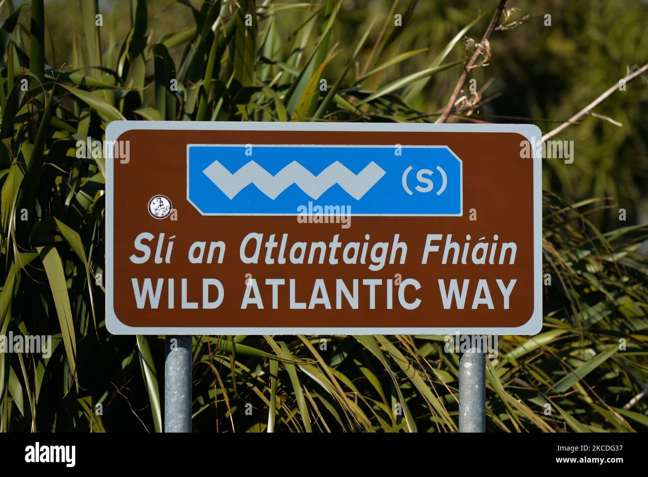 Panneau Wild Atlantic Way vu près de la plage de Dog's Bay à Errisbeg. A partir d'aujourd'hui (lundi), l'Irlande assouplit certaines restrictions, notamment la réouverture des installations sportives de plein air, des terrains de sport, des terrains de golf et des courts de tennis. Les activités sportives sans contact comme le golf et le tennis peuvent reprendre. Certaines attractions touristiques rouvriront également, notamment des zoos, des fermes animalières ouvertes et des sites patrimoniaux, mais pas des parcs d'attractions. Tous les services d'accueil dans ces zones ne seront disponibles que pour les services à emporter et des limites de capacité s'appliqueront. Le gouvernement travaille à la réouverture des hôtels à partir du début de juin. O Banque D'Images