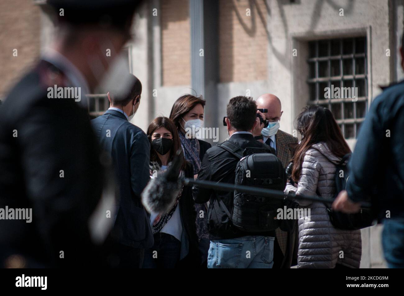 La ministre Mara Carfagna pour la cohésion du Sud et du territoire au sein du gouvernement Mario Draghi arrive à la Chambre des députés au cours du débat sur le plan de relance de 26 avril 2021 à Rome, en Italie. (Photo par Andrea Ronchini/NurPhoto) Banque D'Images