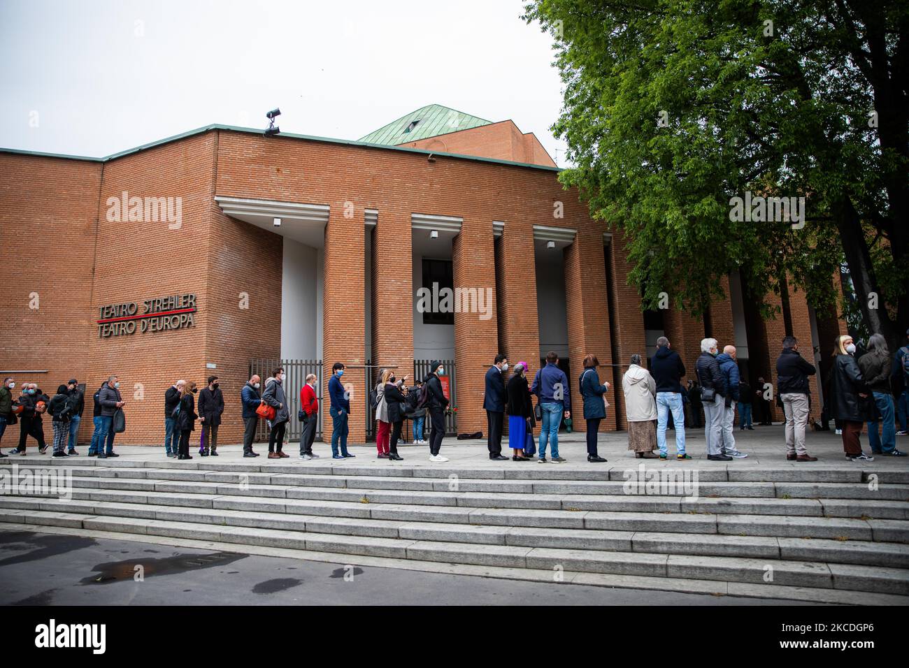 Les gens font la queue au salon funéraire de Milva au Piccolo Teatro Strehler sur 27 avril 2021 à Milan, en Italie. (Photo par Alessandro Bremec/NurPhoto) Banque D'Images