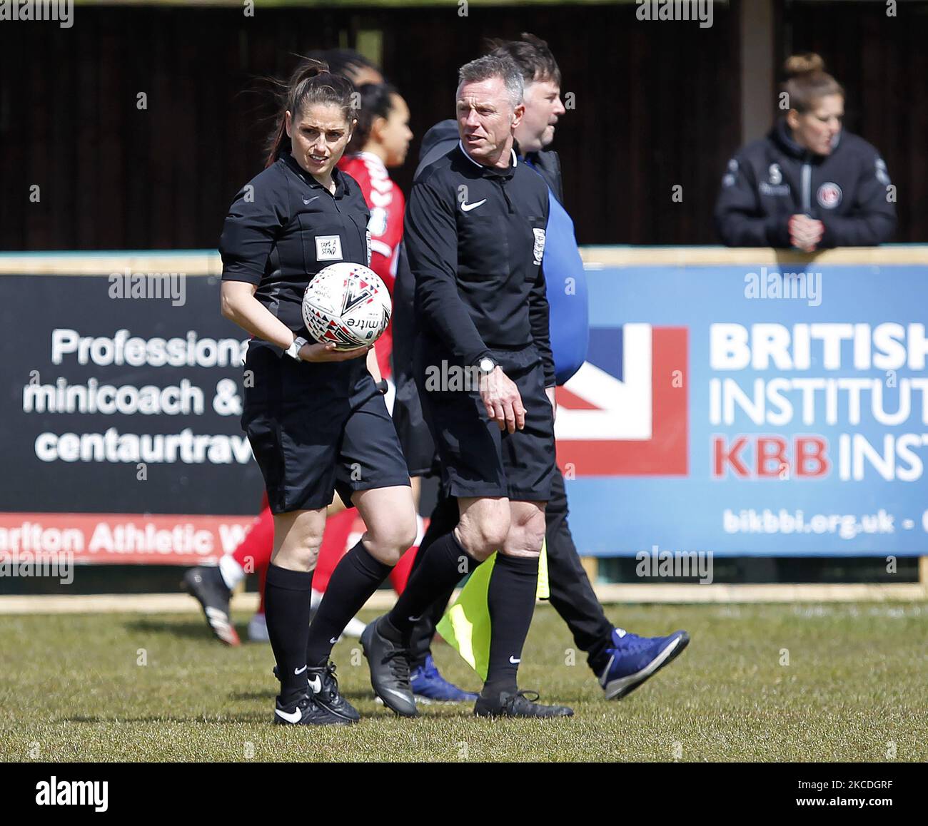 Arbitre, Louise Saunders et ses assistants lors du championnat FA féminin entre Charlton Athletic Women et Durham Women au VCD Athletic FC, Dartford, Angleterre, le 25th avril 2021. (Photo par action Foto Sport/NurPhoto) Banque D'Images