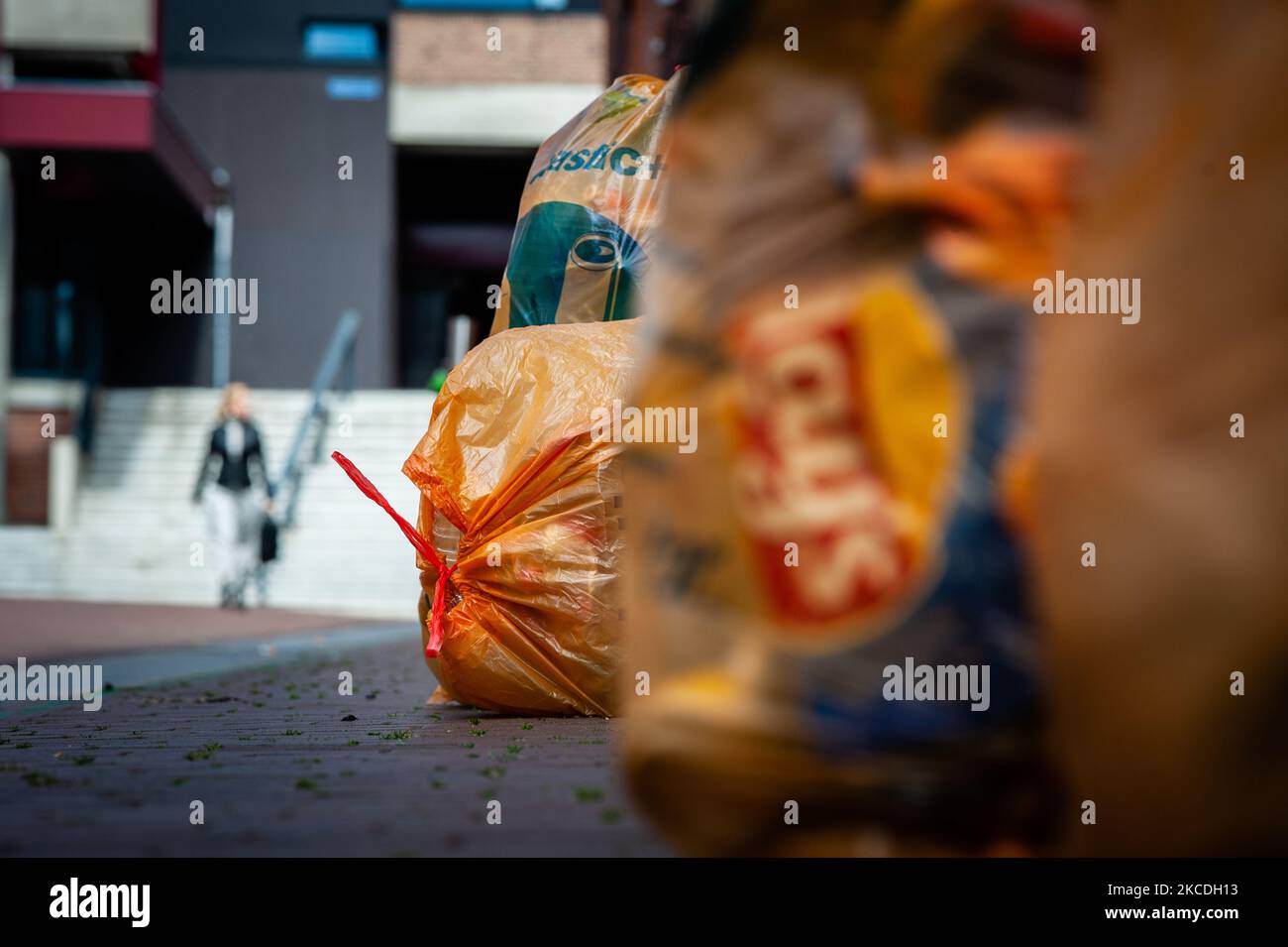 Beaucoup de sacs de déchets orange sont dans les rues, parce que pendant la célébration de la Journée du Roi, les ordures ne sont pas ramassés par les services municipaux, à Nimègue, pays-Bas, sur 27 avril 2021. (Photo par Romy Arroyo Fernandez/NurPhoto) Banque D'Images