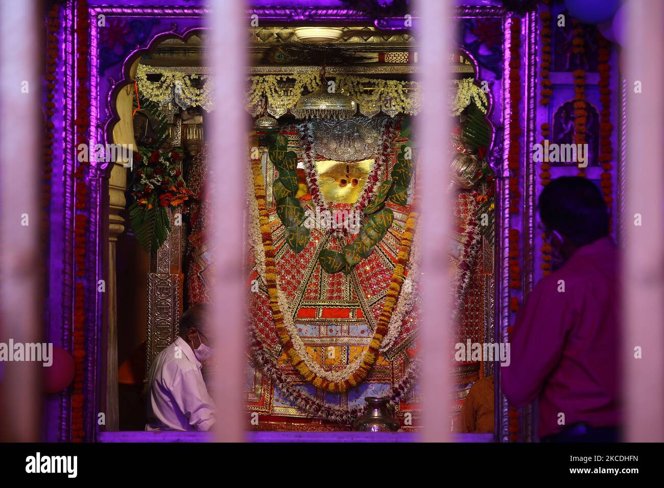 Vue décorative du temple Chandpole Hanuman Ji à l'occasion de Hanuman Jayanti, en raison de COVID-19 dévotés ne sont pas autorisés pour le darshan à l'intérieur des locaux du temple, au milieu de la montée dans les cas de coronavirus, à Jaipur, Rajasthan, Inde, 27 avril, 2021. (Photo de Vishal Bhatnagar/NurPhoto) Banque D'Images