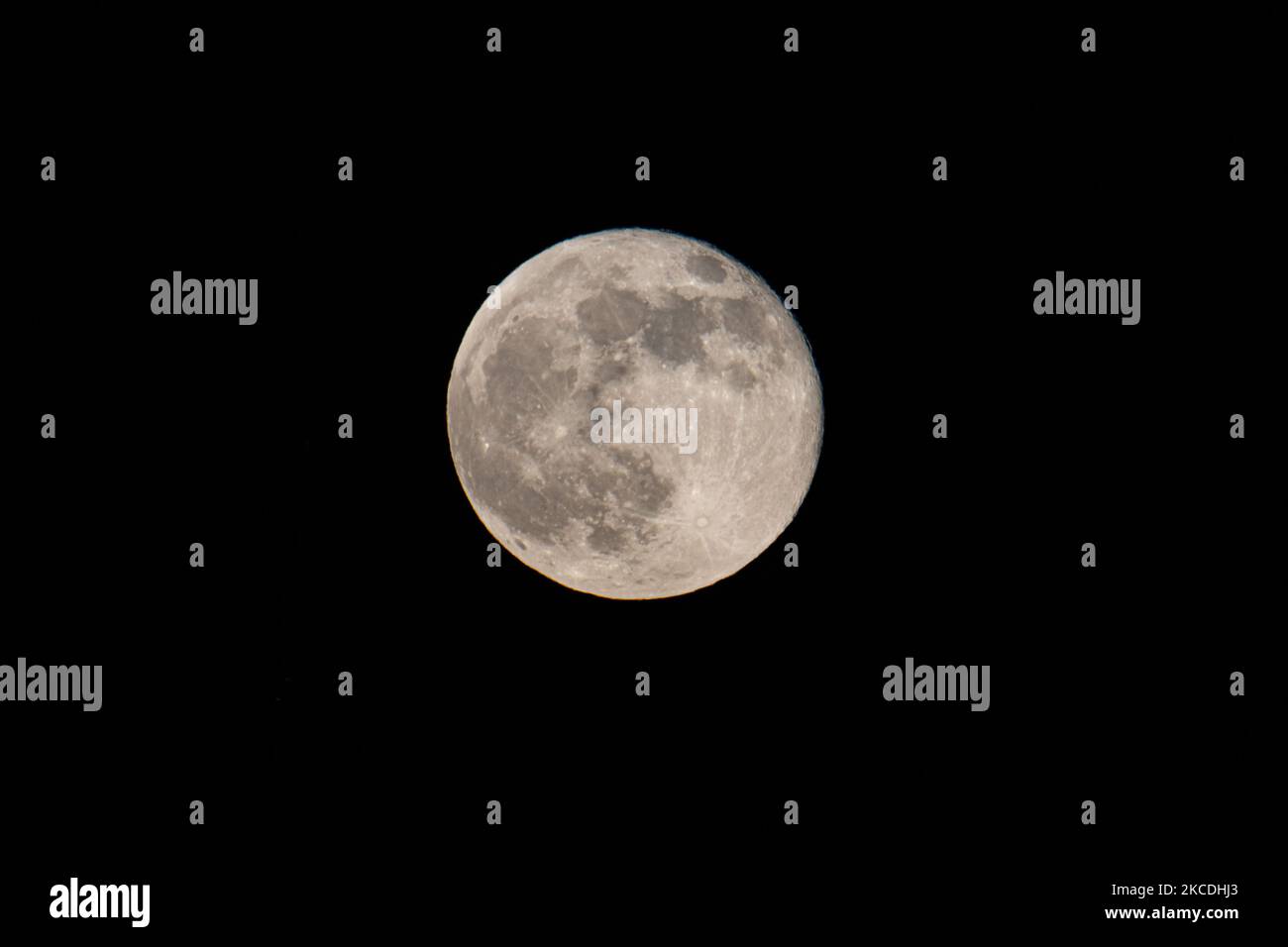 Photo Lune Pix Ville Pays La pleine lune ou la Superlune rose ou la Super Lune rose d'avril 2021, vue de la ville néerlandaise, Eindhoven, pays-Bas sur 27 avril 2021, s'élevant au-dessus de l'horizon derrière les bâtiments