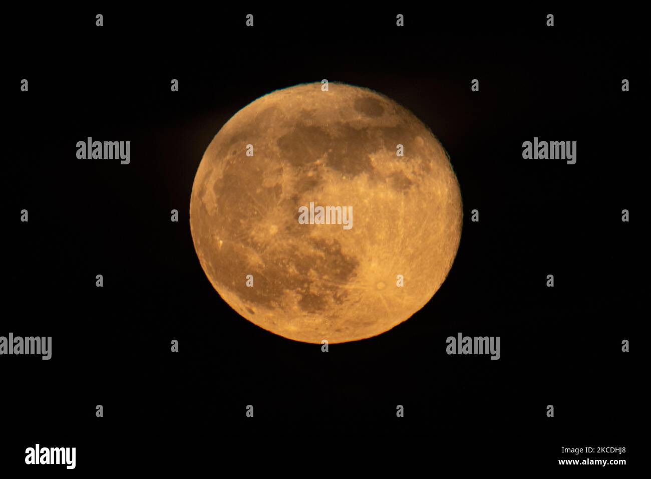 Photo Lune Pix Ville Pays La pleine lune ou la Superlune rose ou la Super Lune rose d'avril 2021, vue de la ville néerlandaise, Eindhoven, pays-Bas sur 27 avril 2021, s'élevant au-dessus de l'horizon derrière les bâtiments