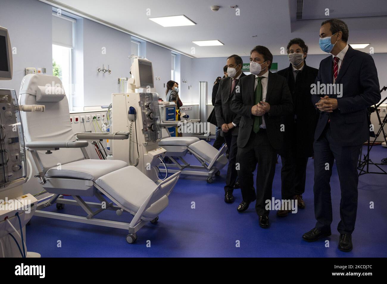 L'inauguration du nouveau centre d'hémodialyse au pôle de Sao Joao, à Valongo, a réuni le Président du CHUSJ Fernando Araujo, le Président de la Chambre de Valongo José Manuel Ribeiro, et le Secrétaire d'Etat à la Santé Diogo Serra Lopes, le 28 avril 2021, à Valongo, Portugal. (Photo de Rita Franca/NurPhoto) Banque D'Images