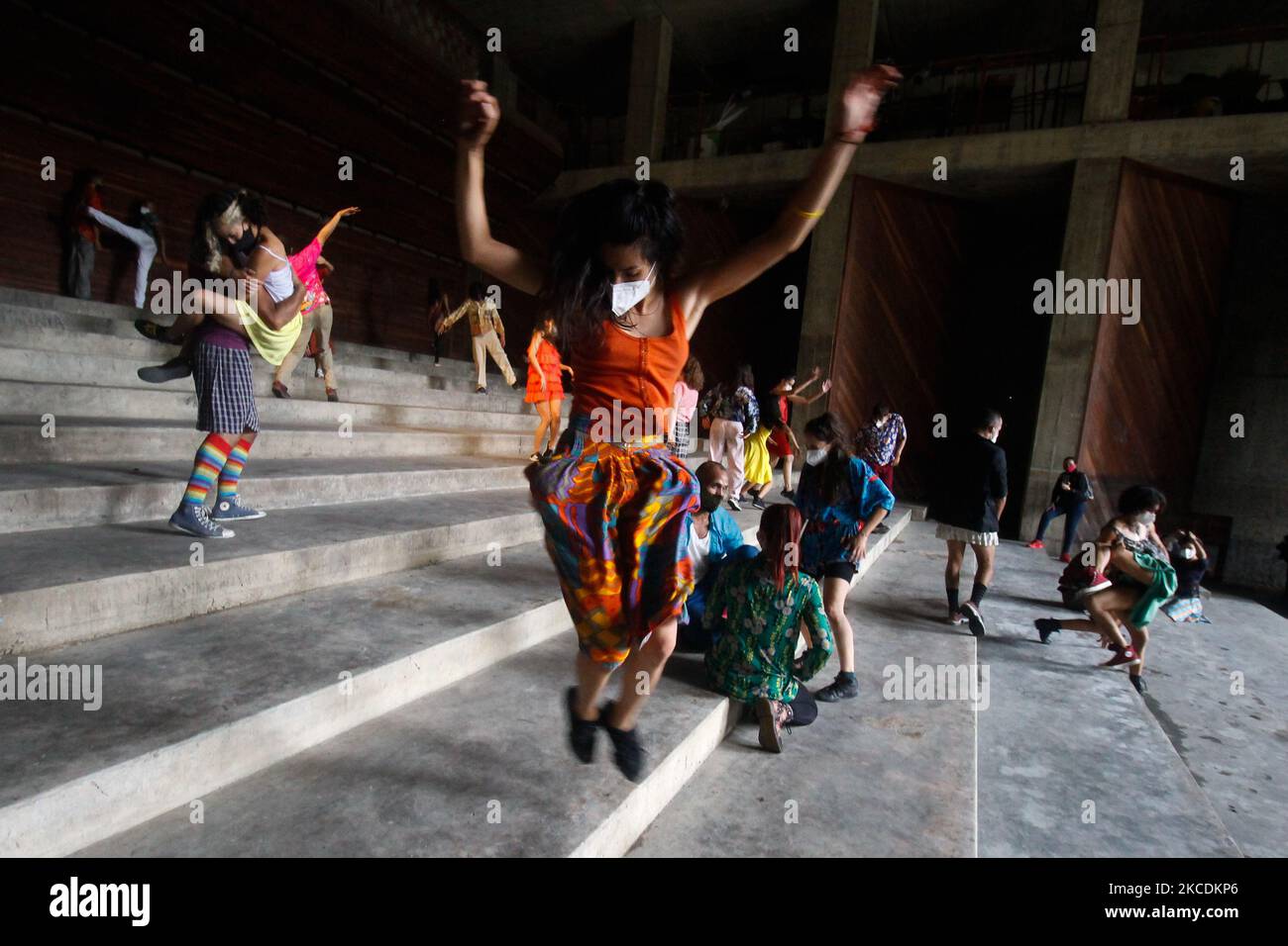 Les danseurs participent à une représentation des médias sociaux à l'occasion de la Journée internationale de la danse au siège de la Compagnie nationale de danse, au milieu de la pandémie Covid-19 dans le secteur de Caño Amarillo à Caracas, au Venezuela, sur 29 avril 2021. (Photo par Javier Campos/NurPhoto) Banque D'Images