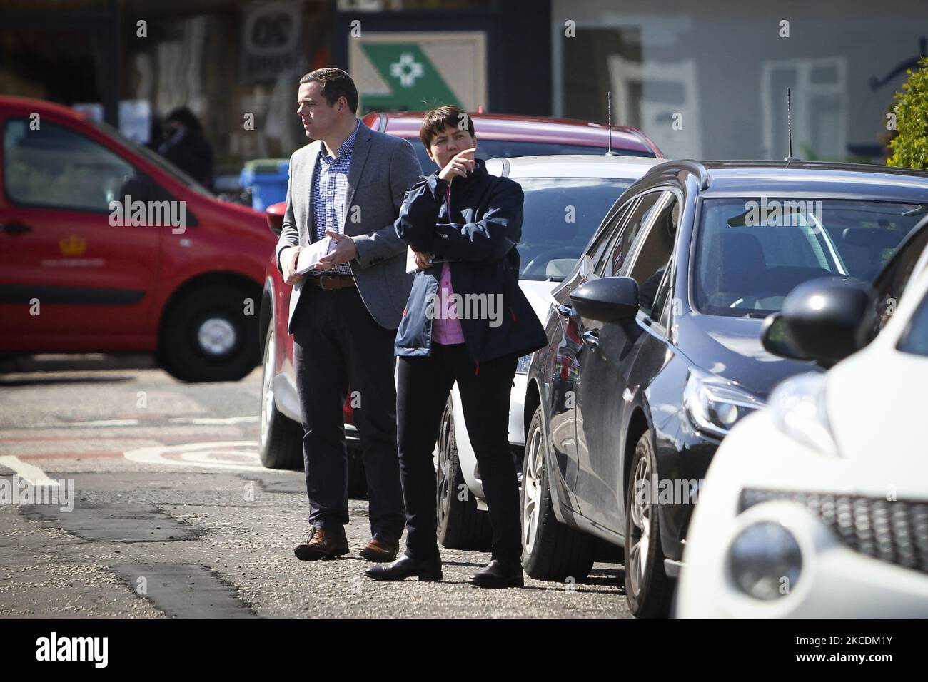 Le chef conservateur écossais Douglas Ross et Ruth Davidson descendent dans les rues pour faire des dépliants dans les régions autour de Firrhill sur 30 avril 2021 à Édimbourg, en Écosse. Le 6th mai, l’Écosse se rend aux pôles pour élire 129 MSP au Parlement écossais. (Photo par Ewan Bootman/NurPhoto) Banque D'Images