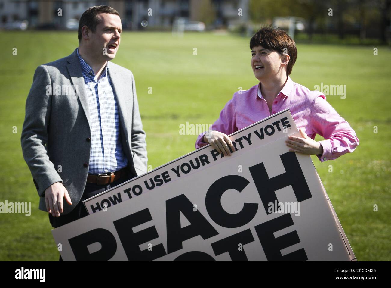 Le chef conservateur écossais Douglas Ross et Ruth Davidson descendent dans les rues pour faire des dépliants dans les régions autour de Firrhill sur 30 avril 2021 à Édimbourg, en Écosse. Le 6th mai, l’Écosse se rend aux pôles pour élire 129 MSP au Parlement écossais. (Photo par Ewan Bootman/NurPhoto) Banque D'Images