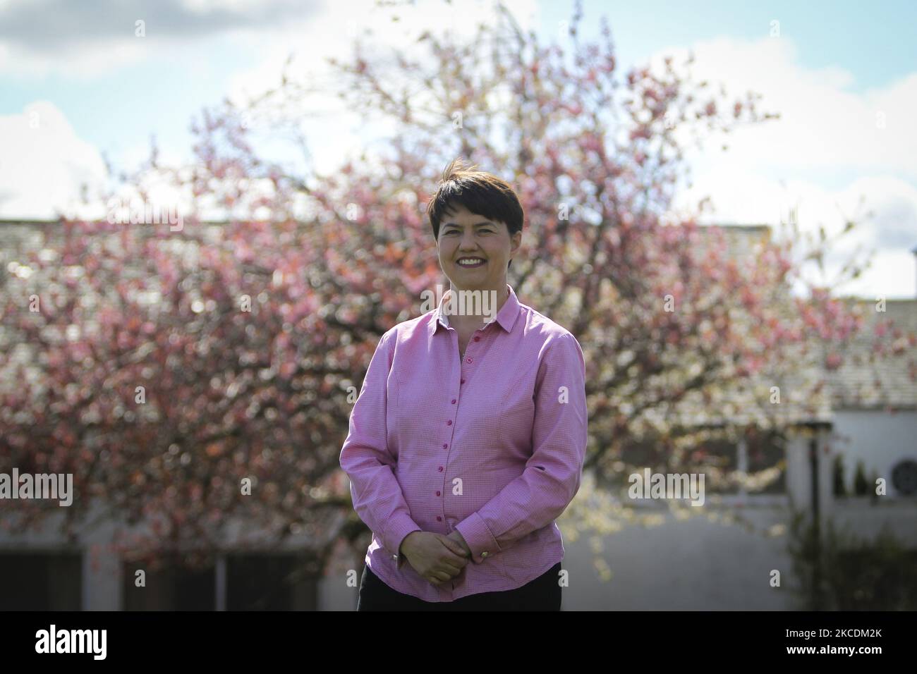 Le chef conservateur écossais Douglas Ross et Ruth Davidson descendent dans les rues pour faire des dépliants dans les régions autour de Firrhill sur 30 avril 2021 à Édimbourg, en Écosse. Le 6th mai, l’Écosse se rend aux pôles pour élire 129 MSP au Parlement écossais. (Photo par Ewan Bootman/NurPhoto) Banque D'Images