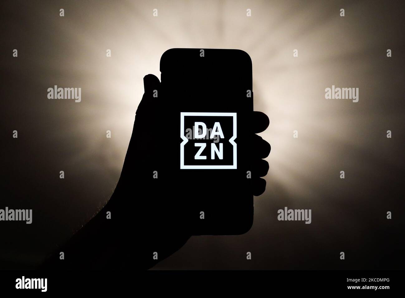 Le logo DAZN apparaît sur l'écran d'un téléphone dans cette photo prise à Cracovie, en Pologne, sur 30 avril 2021. (Photo de Jakub Porzycki/NurPhoto) Banque D'Images