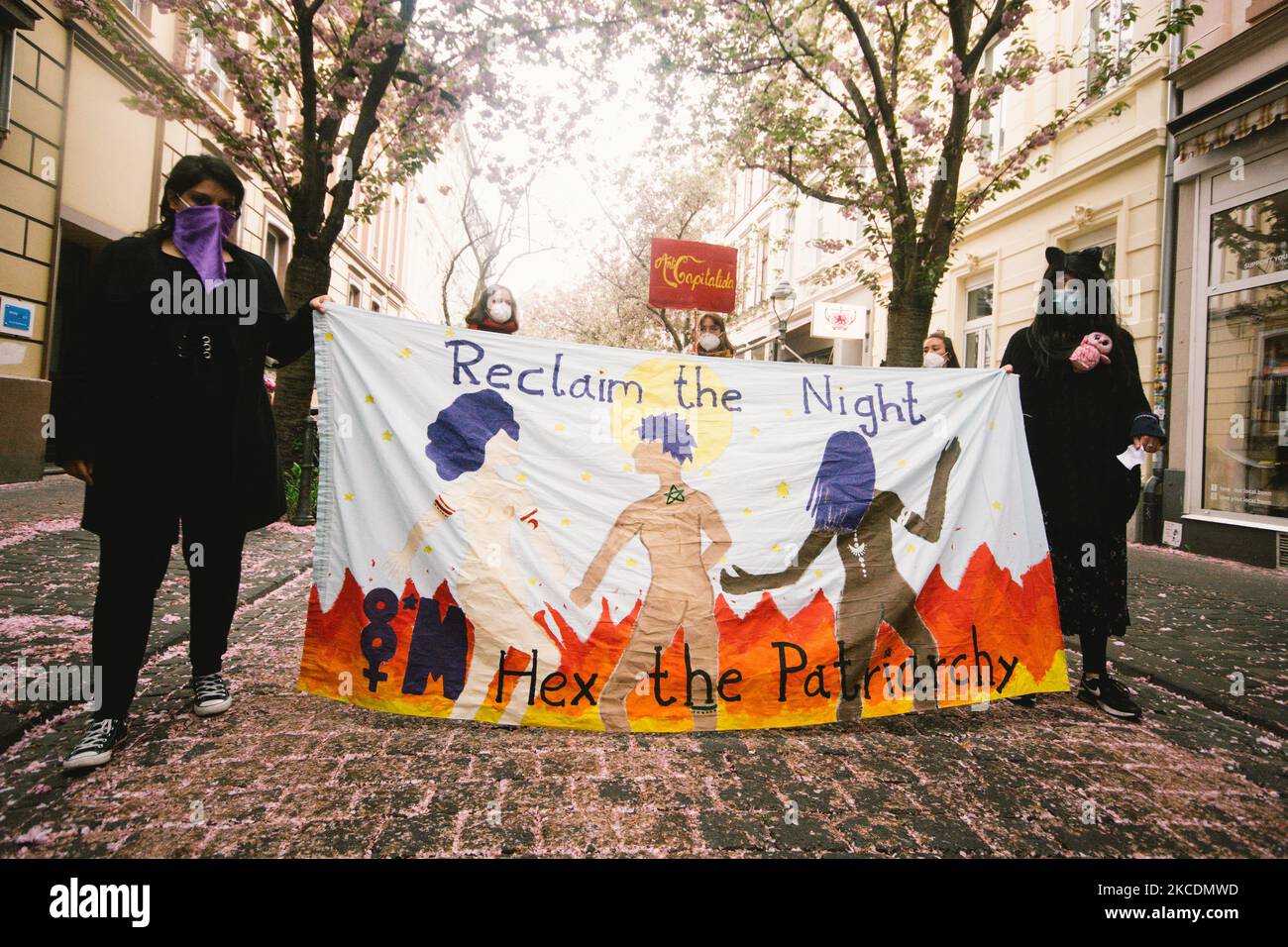 Vue générale de la manifestation nocturne de la femme Walpurgis à Bonn, en Allemagne, sur 30 avril 2021 (photo de Ying Tang/NurPhoto) Banque D'Images