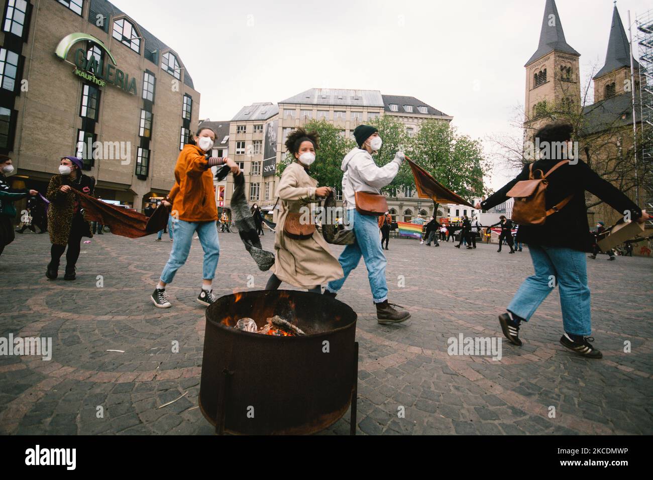 Les manifestants dansent devant le feu de joie de mai lors de la manifestation nocturne des femmes Walpugis à Bonn, en Allemagne, sur 30 avril 2021 (photo de Ying Tang/NurPhoto) Banque D'Images