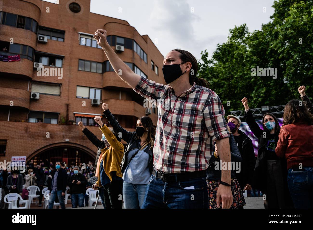 Pablo Iglesias et le reste des participants à la loi électorale Unidas Podemos pour les élections de Madrid sur 4 mai sur la Plaza Roja de Vallecas, prendre la scène, Madrid, Espagne, 30 avril, 2021. (Photo de Jon Imanol Reino/NurPhoto) Banque D'Images