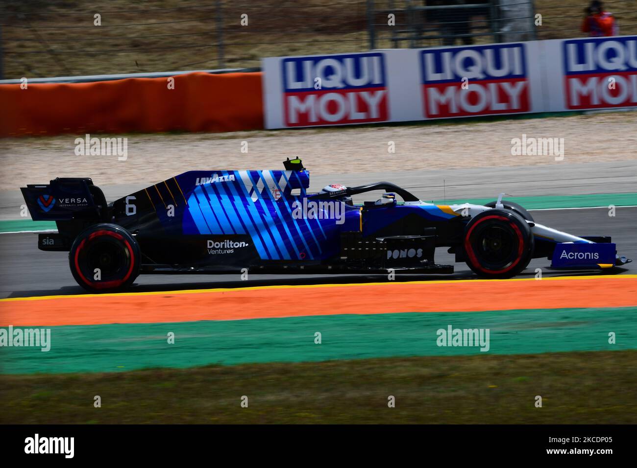 Nicholas Latifi de Williams Racing pilotez son monoplace FW43B pendant la pratique libre du GP portugais, troisième tour du Championnat du monde de Formule 1 dans Autodromo Internacional do Algarve, Mexilhoeira Grande, Portimao, Algarve, 1 mai 2021 (photo par Andrea Diodato/NurPhoto) Banque D'Images