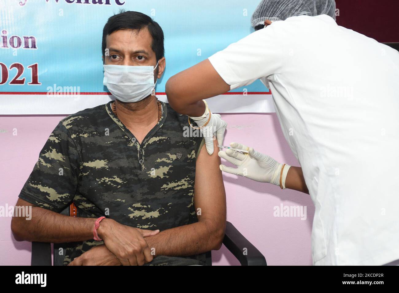 Un professionnel de la santé donne la première dose de vaccin Covid à un personnage des médias lors d'un camp de vaccination organisé par Gauhati Press club à Guwahati , Inde sur 1 mai 2021 (photo d'Anuwar Hazarika/NurPhoto) Banque D'Images