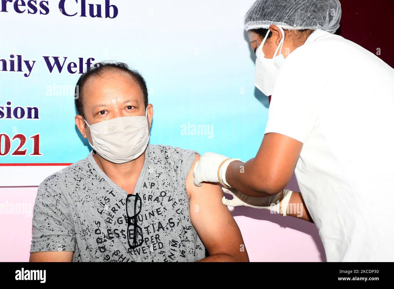 Un professionnel de la santé donne la première dose de vaccin Covid à un personnage des médias lors d'un camp de vaccination organisé par Gauhati Press club à Guwahati , Inde sur 1 mai 2021 (photo d'Anuwar Hazarika/NurPhoto) Banque D'Images