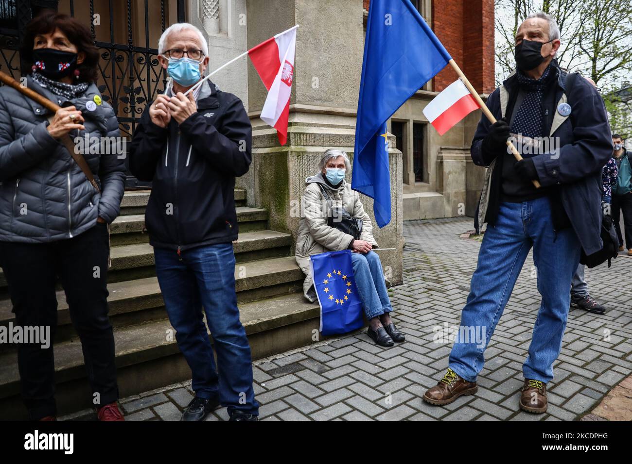 Les gens célèbrent 17 ans d'adhésion de la Pologne à l'Union européenne. Cracovie, Pologne sur 1 mai 2021. Malgré la pandémie du coronavirus et l'interdiction des rassemblements de plus de cinq personnes, environ 200 participants ont défilé à travers le centre-ville, fier d'être membres de la communauté européenne. (Photo de Beata Zawrzel/NurPhoto) Banque D'Images