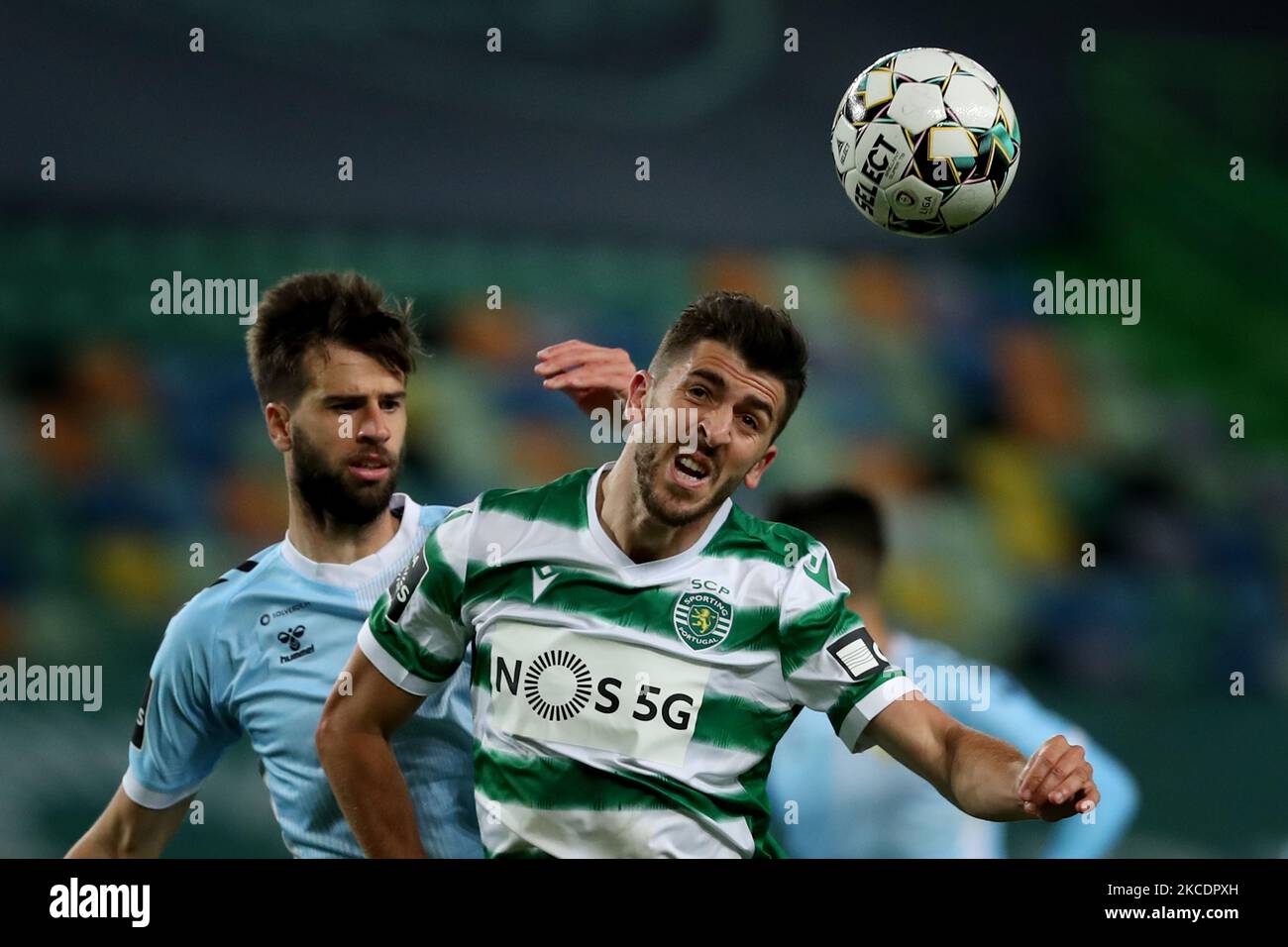 Paulinho de Sporting CP (R ) vies avec Rui Correia de CD Nacional pendant  le match de football de la Ligue portugaise entre Sporting CP et CD Nacional  au stade José Alvalade