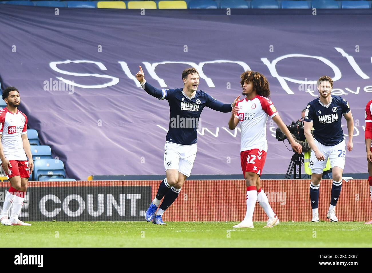 Jake Cooper de Millwall célèbre le troisième but de son équipe lors du match de championnat Sky Bet entre Millwall et Bristol City à la Den, Londres, le samedi 1st mai 2021. (Photo par Ivan Yordonov/MI News/NurPhoto) Banque D'Images