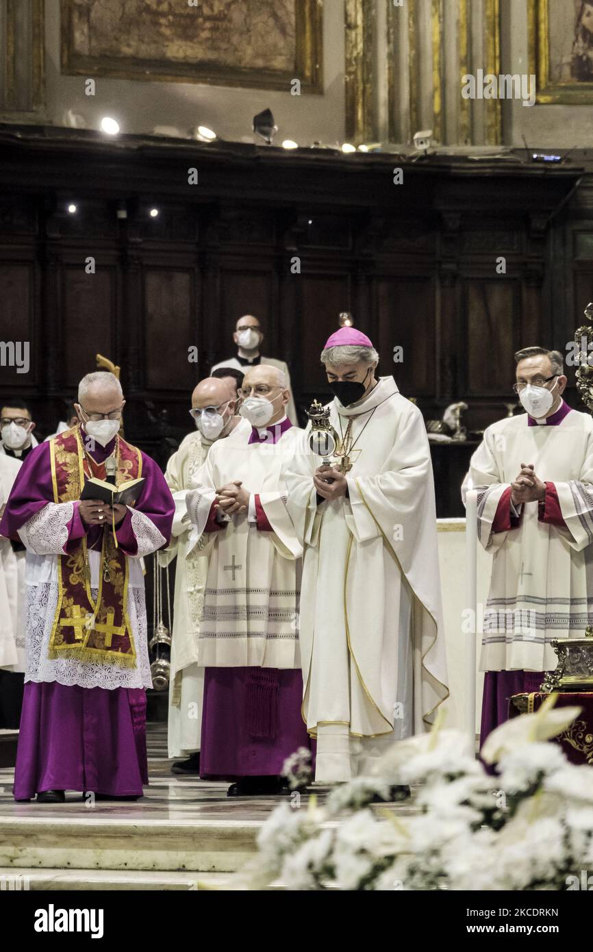 L'archevêque vérifie les ampoules du sang de SaintGennaro pour voir si