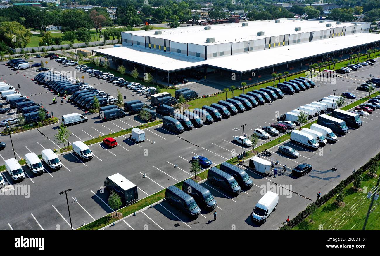 1 mai 2021 - Orlando, Floride, États-Unis - dans cette vue aérienne d'un drone, les fourgonnettes de livraison sont garées dans un centre de livraison Amazon de dernier kilomètre sur 1 mai 2021, à Orlando, en Floride. Amazon a annoncé qu'elle tiendra un événement de magasinage annuel Prime Day de deux jours au cours de son deuxième trimestre, plutôt qu'en juillet, afin de stimuler les dépenses dans ce qui est généralement plus lent pour les ventes au détail. (Photo de Paul Hennessy/NurPhoto) Banque D'Images
