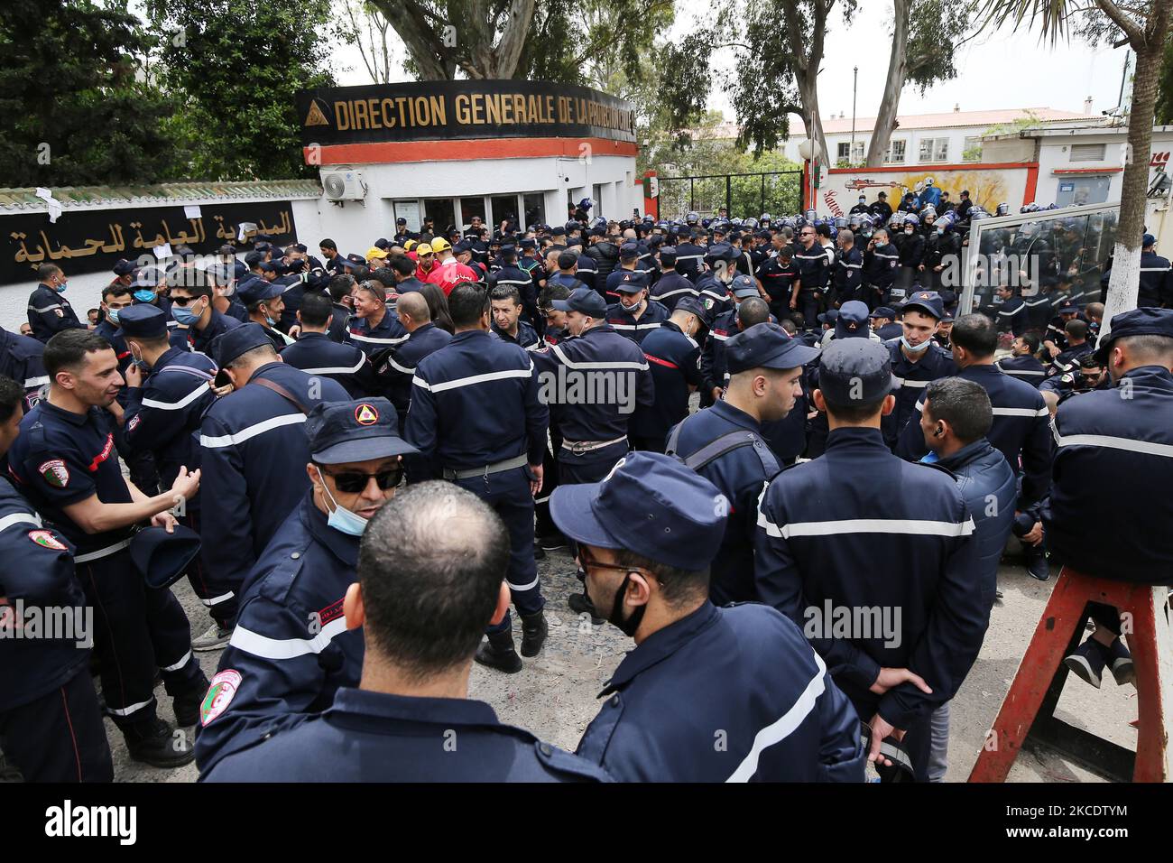 Les membres du mouvement algérien de protection civile se sont orientés vers le siège du service dans la capitale Alger, sur 2 mai 2021, pour protester contre le détenu par la police de leur représentant lors d'une précédente manifestation exigeant de meilleures conditions de travail (photo de Billal Bensalem/NurPhoto) Banque D'Images