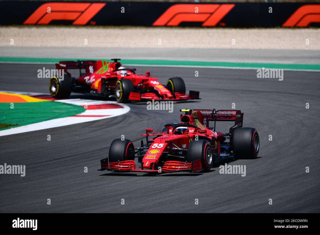 Carlos Sainz de Scuderia Mission Winnow Ferrari pilote son monoplace SF21 pendant la course du GP portugais, troisième tour du Championnat du monde de Formule 1 à Autodromo Internacional do Algarve, Mexilhoeira Grande, Portimao, Algarve, 2 mai 2021 (photo par Andrea Diodato/NurPhoto) Banque D'Images