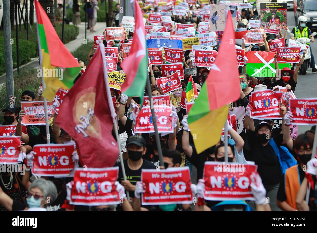Plus d'un millier de Birmans ont des portraits d'Aung San Suu Kyi, un hommage à trois fingered, brandis les drapeaux du Myanmar et chantent des slogans près de la construction de Taipei 101 lors d'une manifestation contre le coup d'État militaire et la dictature en cours au Myanmar, à Taipei, Taiwan, le 2 mai 2021. Le groupe appelle à une plus grande attention de la communauté internationale, y compris des pays de l'ANASE, à la situation et à se tenir en solidarité avec les manifestants pro-démocratie. (Photo de CEng Shou Yi/NurPhoto) Banque D'Images