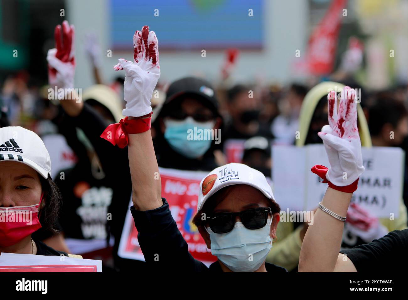 Plus d'un millier de Birmans ont des portraits d'Aung San Suu Kyi, un hommage à trois fingered, brandis les drapeaux du Myanmar et chantent des slogans près de la construction de Taipei 101 lors d'une manifestation contre le coup d'État militaire et la dictature en cours au Myanmar, à Taipei, Taiwan, le 2 mai 2021. Le groupe appelle à une plus grande attention de la communauté internationale, y compris des pays de l'ANASE, à la situation et à se tenir en solidarité avec les manifestants pro-démocratie. (Photo de CEng Shou Yi/NurPhoto) Banque D'Images