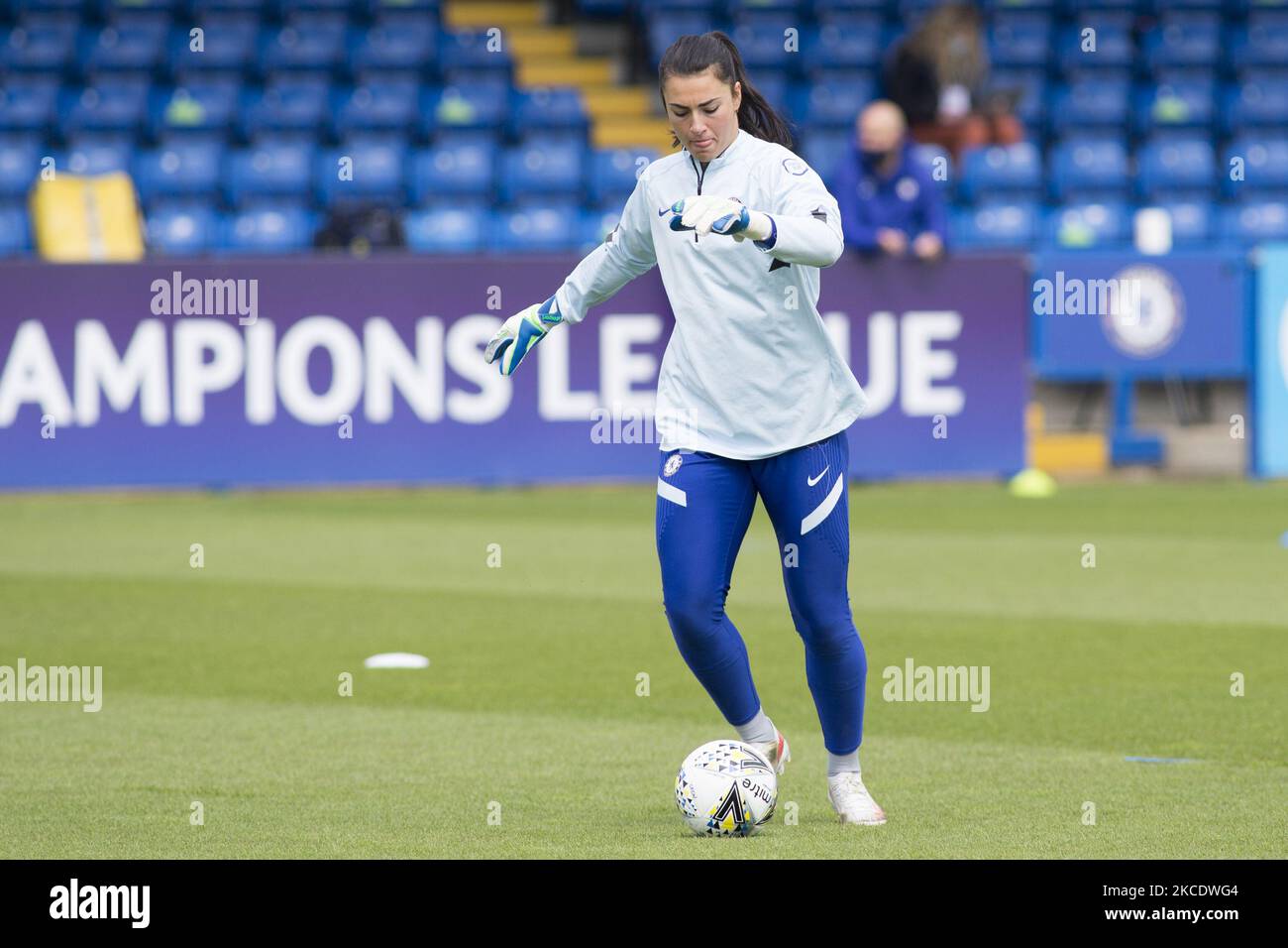 Le Chelsea FC se réchauffe lors de la rencontre de la Ligue des champions de l'UEFA 2020-21 entre le Chelsea FC et le Bayern Munich à Kingsmeadow. (Photo de Federico Guerra Moran/NurPhoto) Banque D'Images