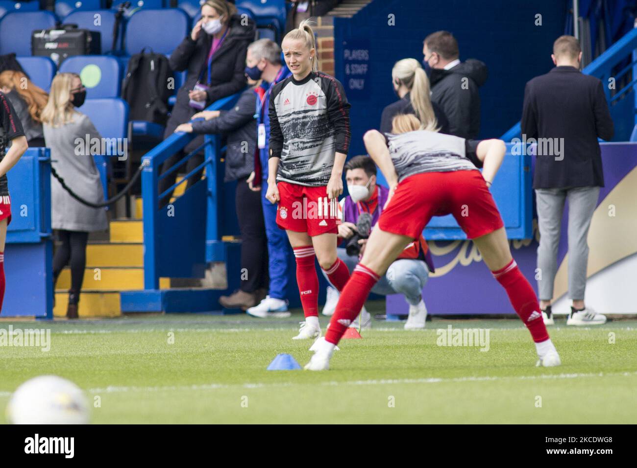 Lea Schuller (Bayern Munich) se réchauffe lors de l'UEFA Womens Champions League 2020-21 entre Chelsea FC et Bayern Munich à Kingsmeadow. (Photo de Federico Guerra Moran/NurPhoto) Banque D'Images