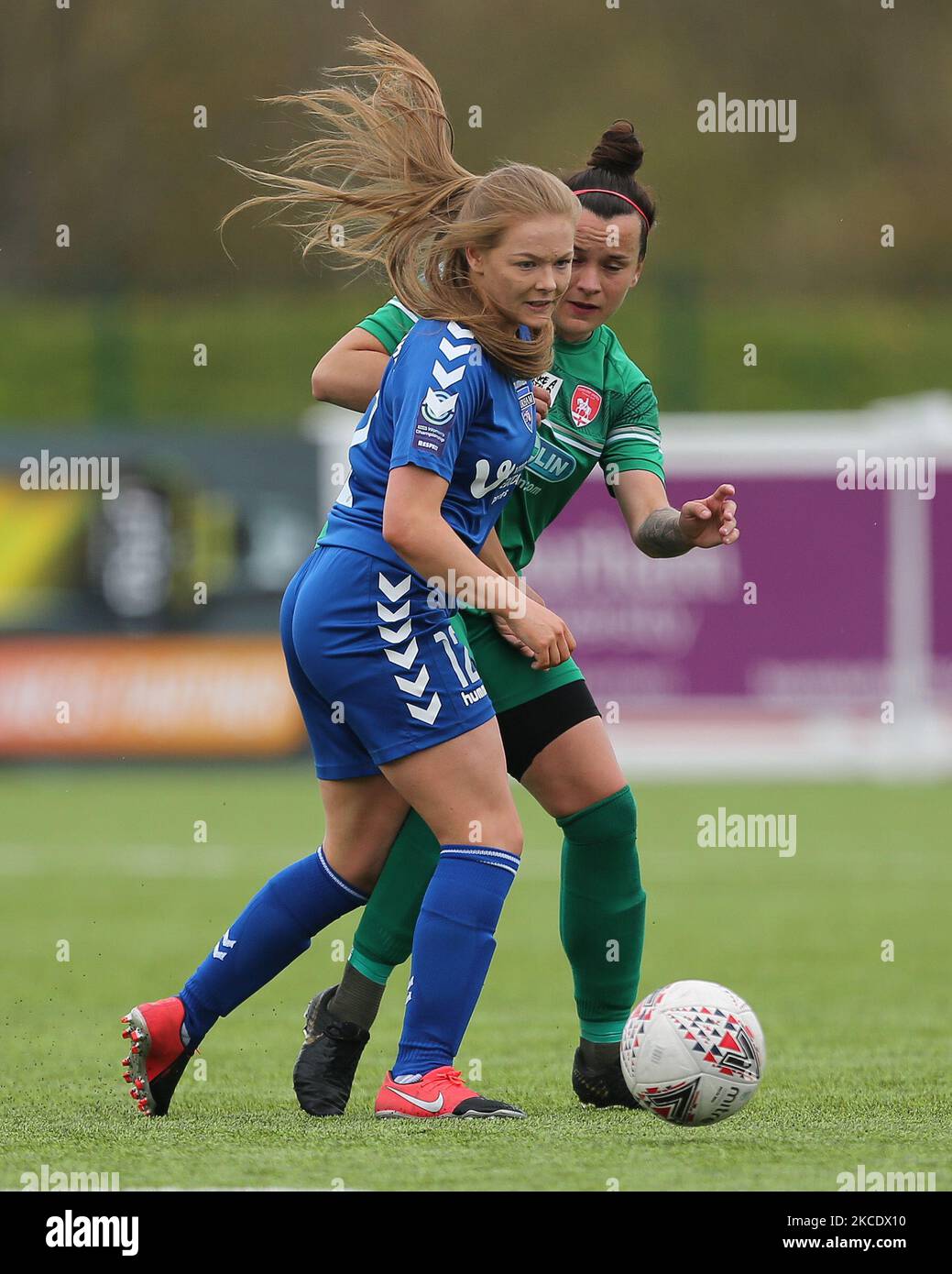 Lily CROSTHWAITE de Durham Women en en en action avec Anna WILCOX de Coventry United lors du match de championnat féminin FA entre Durham Women FC et Coventry United au château de Maiden, Durham City, Angleterre, le 2nd mai 2021. (Photo de Mark Fletcher/MI News/NurPhoto) Banque D'Images