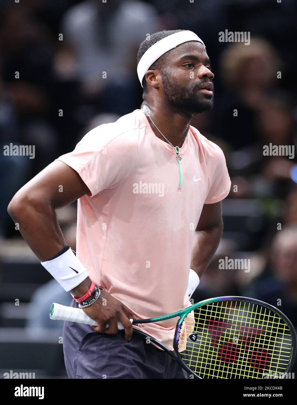 Paris, France. 4th novembre 2022. Frances Tiafoe, des États-Unis, réagit lors du match de quart-finale des singles contre Felix Auger-Aliassime, du Canada, au tournoi de tennis Rolex Paris Masters à Paris, en France, le 4 novembre 2022. Credit: Gao Jing/Xinhua/Alamy Live News Banque D'Images