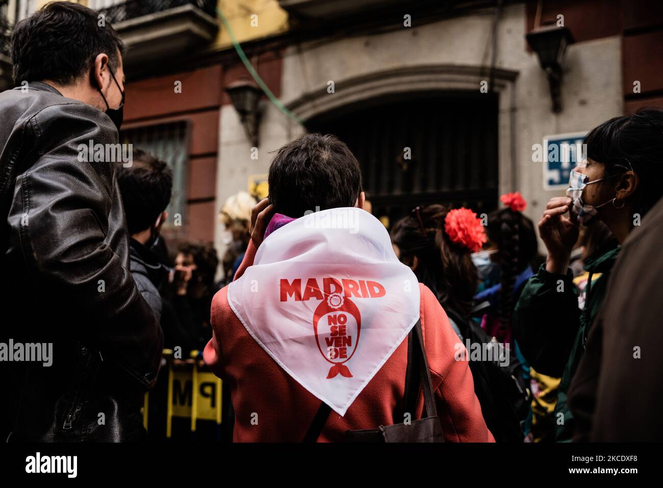 Des activistes se rassemblent à la porte pour tenter d'empêcher l'expulsion du bâtiment dans le centre de Madrid. Le bâtiment est vide depuis 5 ans et appartient aux propriétaires de la chaîne de coiffure Marco Aldany. À Madrid, Espagne, sur 2 mai 2021. (Photo de Jon Imanol Reino/NurPhoto) Banque D'Images