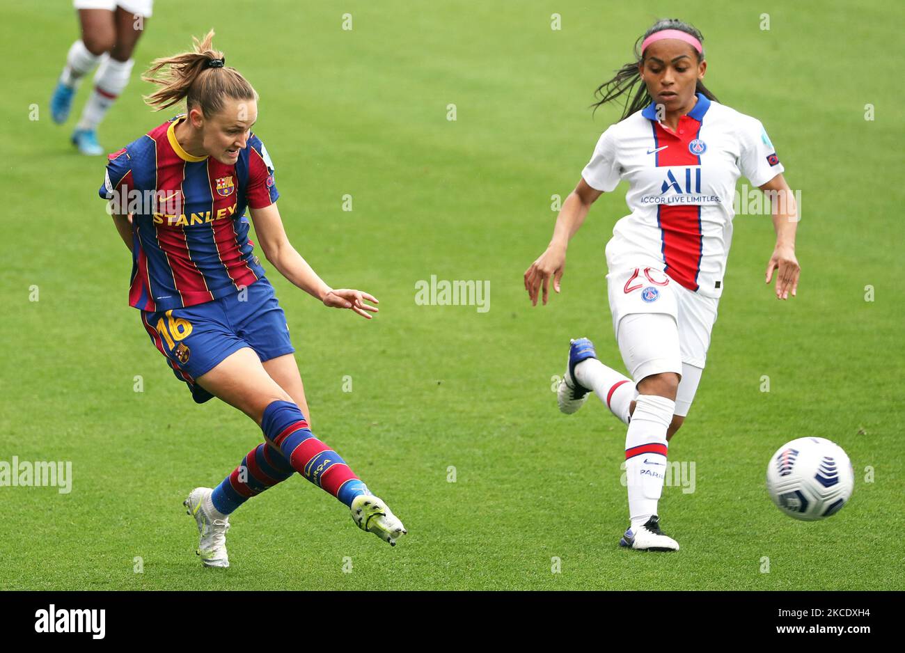 Caroline Graham Hansen et Perle Morroni lors du match entre le FC Barcelone et le PSG, correspondant au deuxième match des demi-finales de la Ligue des Champiions de l'UEFA des femmes, joué au stade Johan Cruyff, le 02th mai 2021, à Barcelone, en Espagne. -- (photo par Urbanandsport/NurPhoto) Banque D'Images