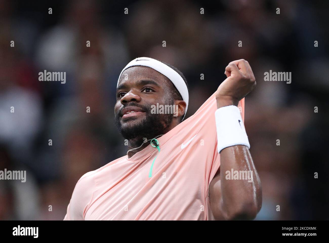 Paris, France. 4th novembre 2022. Frances Tiafoe, des États-Unis, réagit lors du match de quart-finale des singles contre Felix Auger-Aliassime, du Canada, au tournoi de tennis Rolex Paris Masters à Paris, en France, le 4 novembre 2022. Credit: Gao Jing/Xinhua/Alamy Live News Banque D'Images